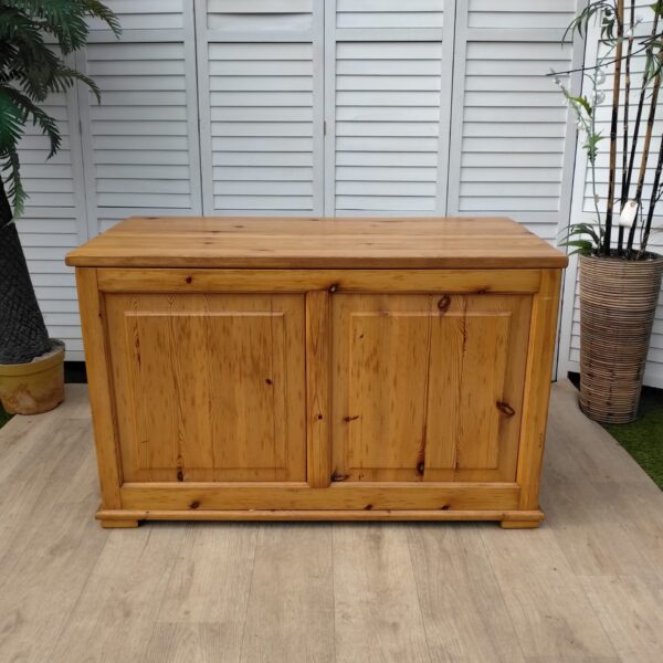 Blanket Box - Bedding Chest - Pine - Modern